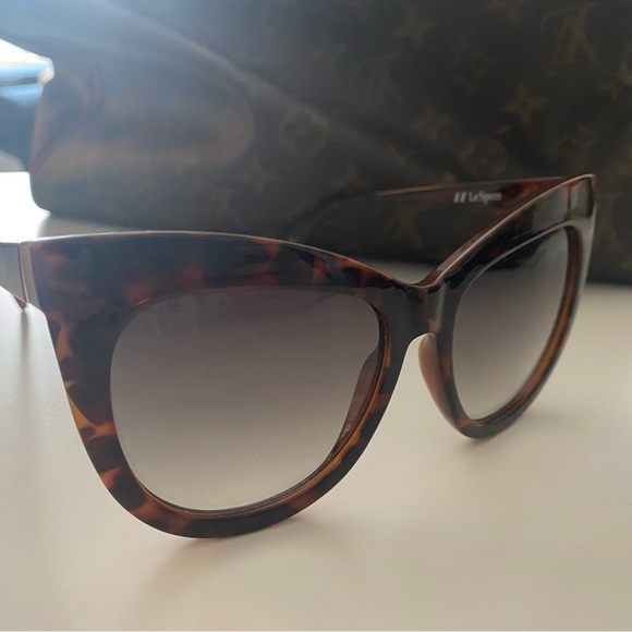 Le specs BIG glasses ( cat shape + wide) brand new sunglasses. Posh, stylish. - Picture 2 of 6